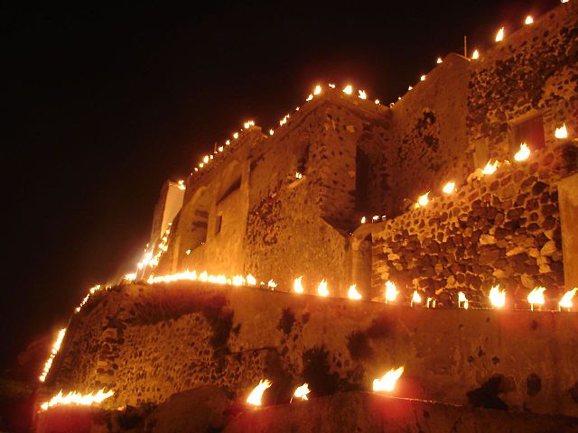Obchody Wielkiego Piątku w wiosce Pirgos na greckiej wyspie Santorini